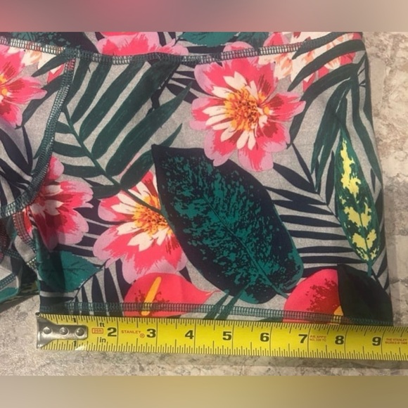 Women Old Navy Active Bike Shorts Floral Large - Picture 9 of 9